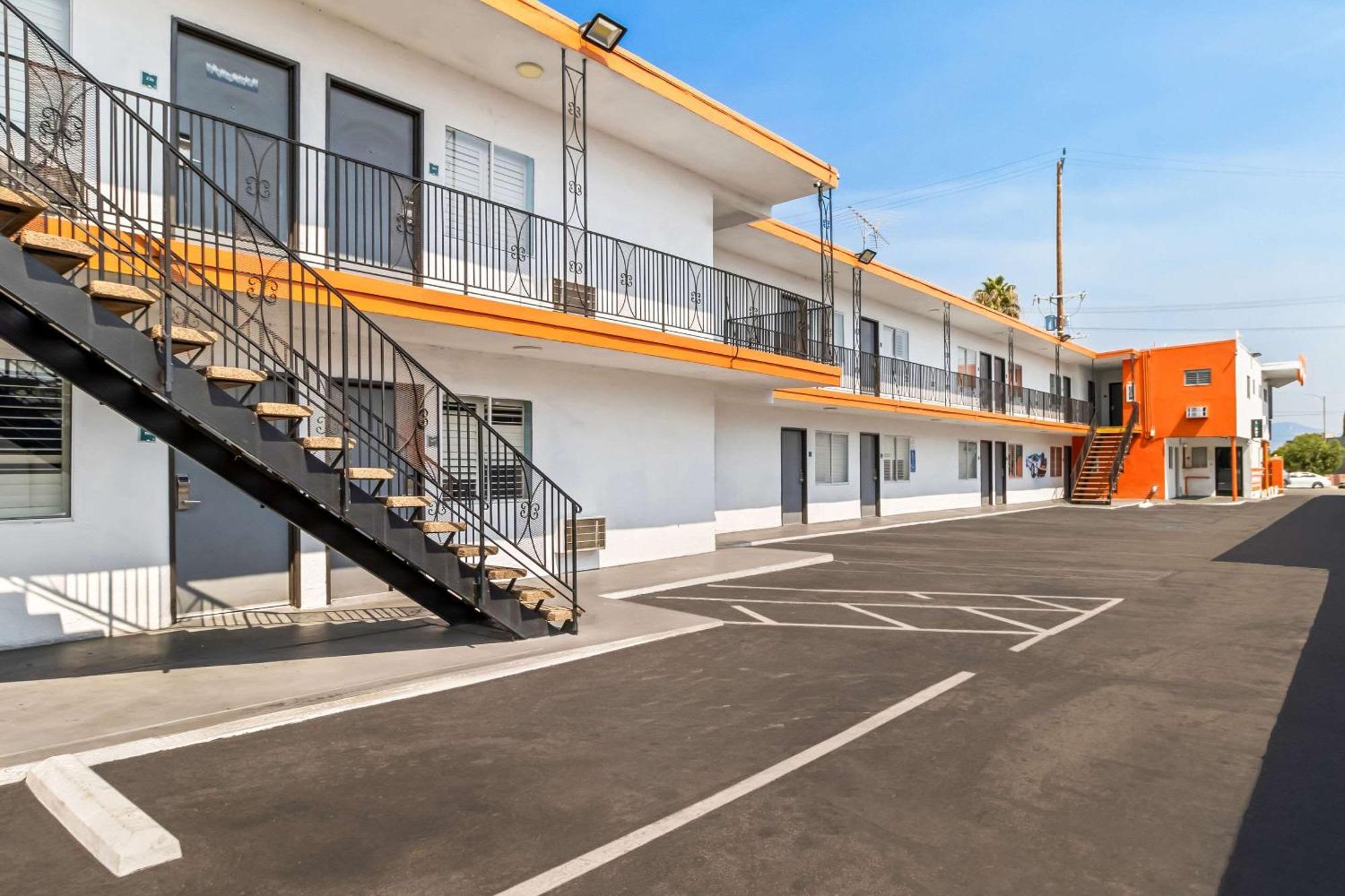 Rodeway Inn & Suites North Hollywood Burbank Airport - Universal Area Los Angeles Exterior foto